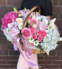 Композиция солнечный день в Борках Цветочная композиция из Розы, Хризантемы, Пионы и Лизиантусы в корзине в Борках