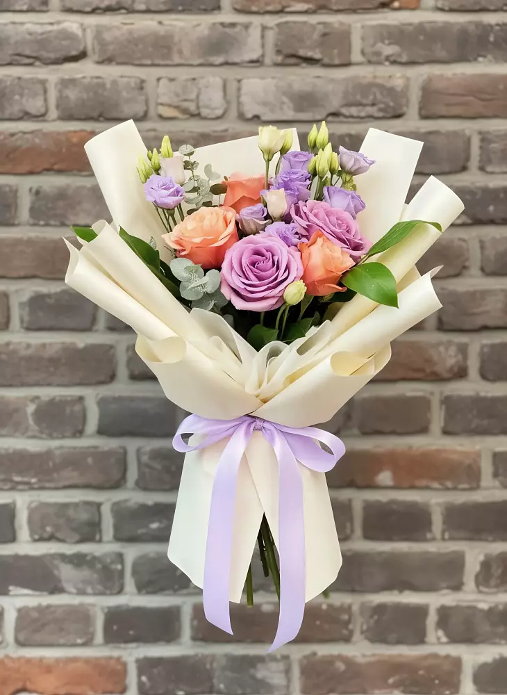 Букет цветов из: Лизиантусы и Розы в Борках