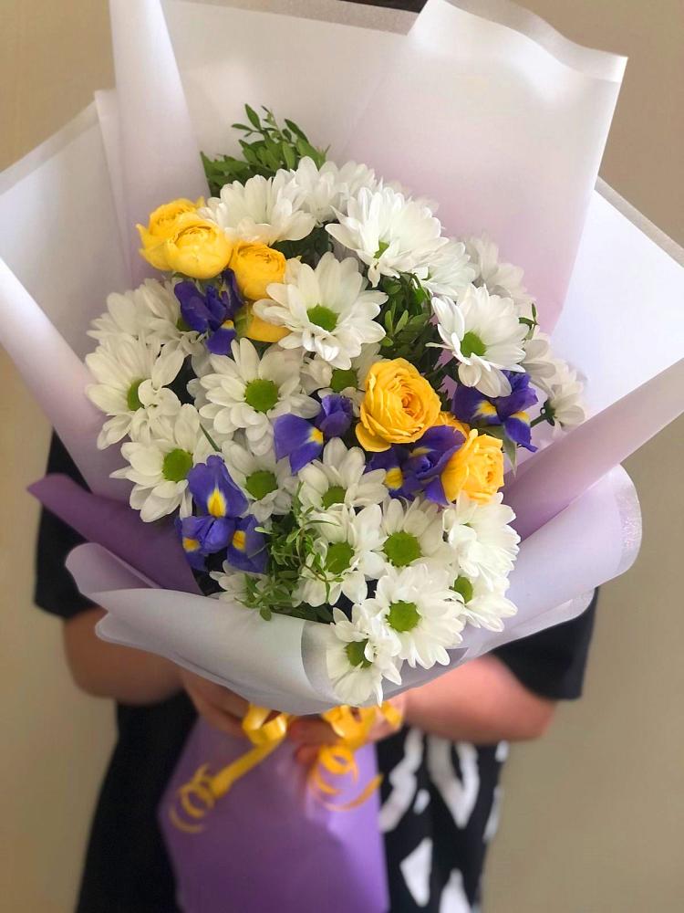 Букет цветов из: Ирисы, Хризантемы и Розы в Борках