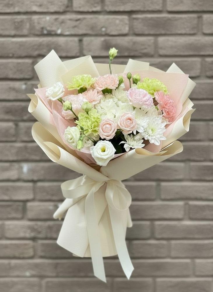 Букет цветов из: Гвоздики, Розы, Лизиантусы и Хризантемы в Борках