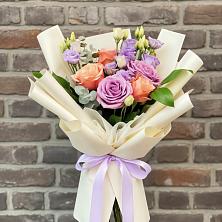 Букет цветов из:  Лизиантусы и Розы в Борках