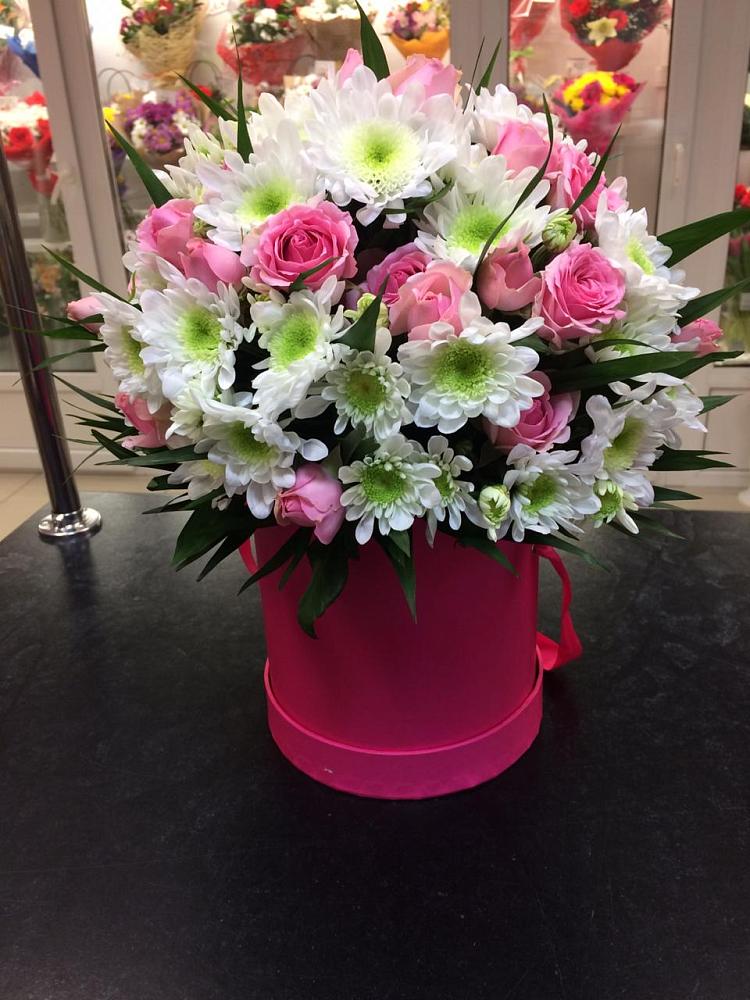 Цветочная композиция из Розы и Хризантемы в шляпной коробке в Борках