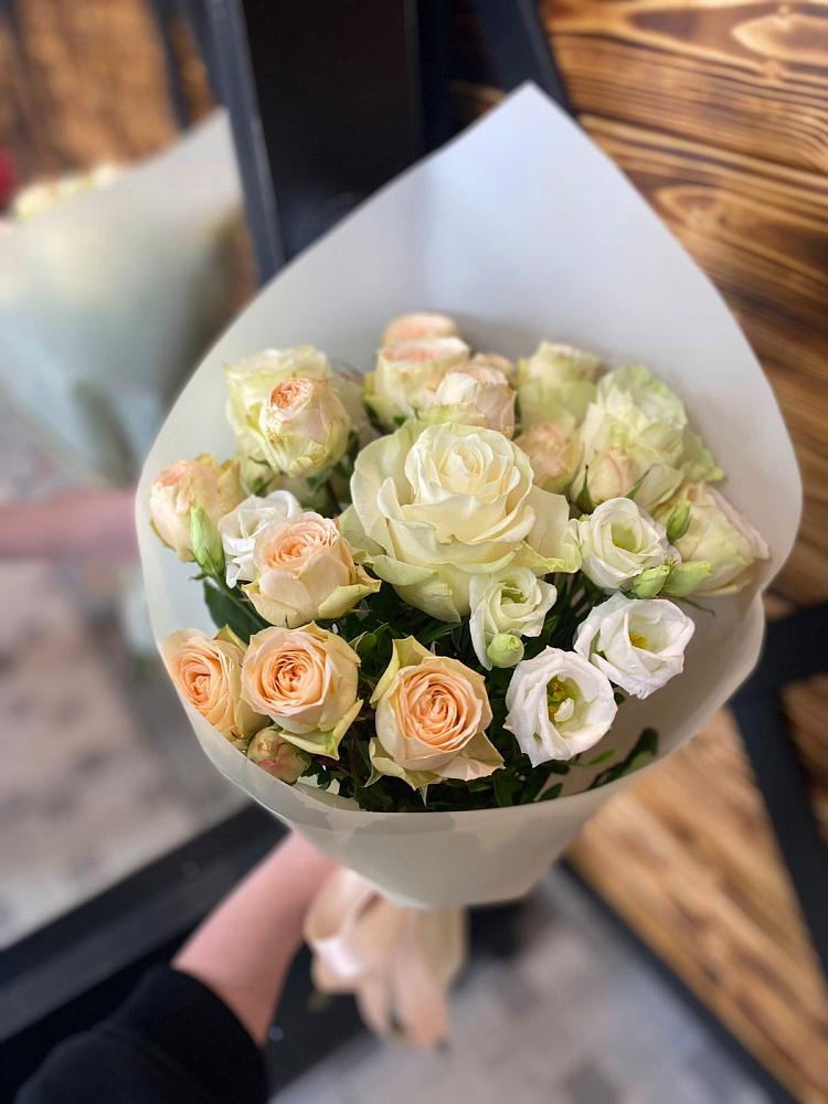 Букет цветов из: Розы и Лизиантусы в Борках